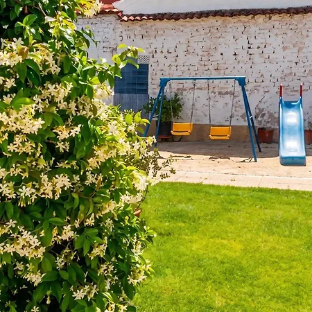 Σπίτι διακοπών Charming House In With Private Pool